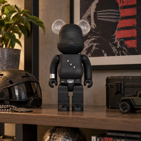 400% Bearbrick - Snake Eyes (G.I. JOE) | This statue, on a shelf displayed or in a living room.