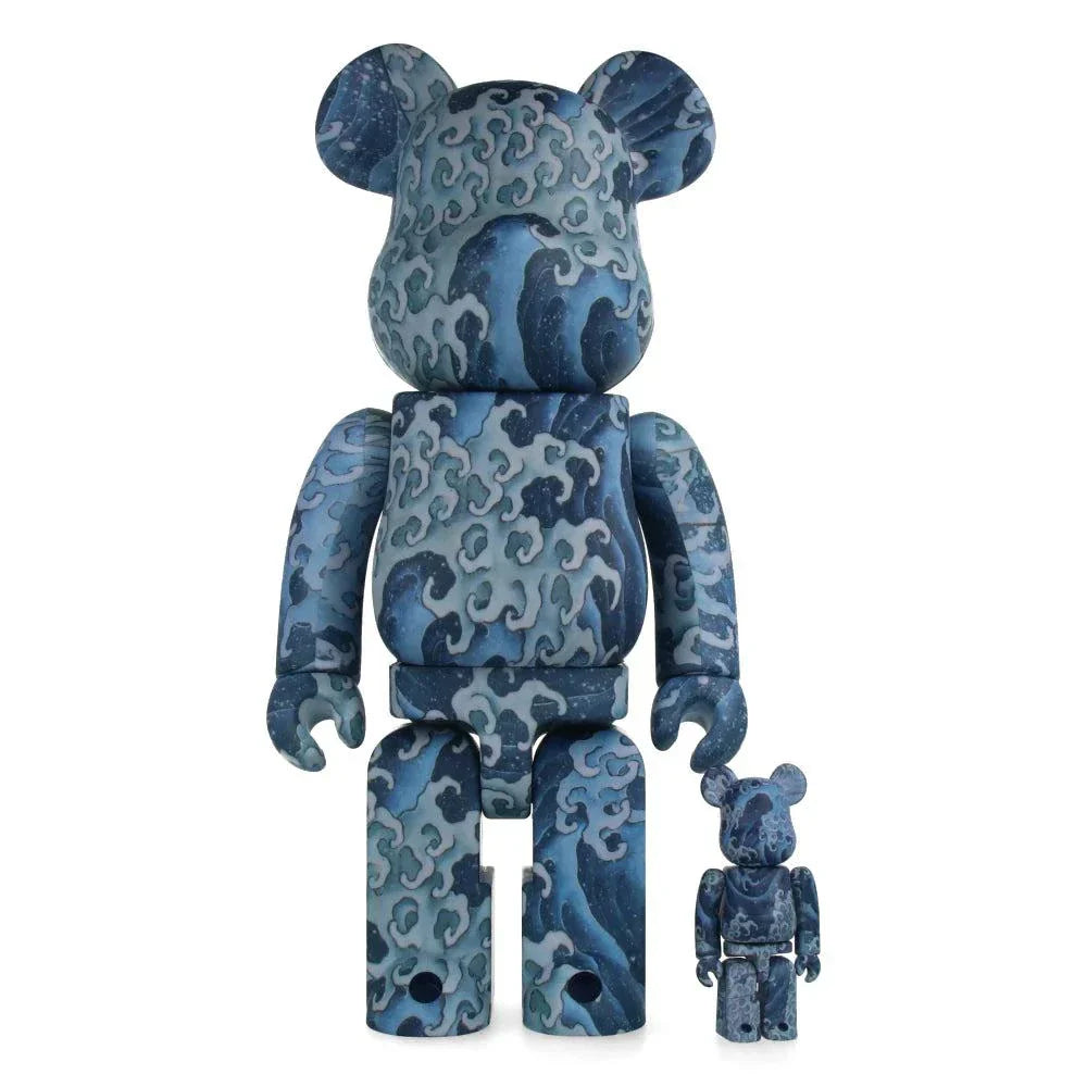 400% & 100% Bearbrick sæt – Katsushika Hokusai (Angry Waves Onami)